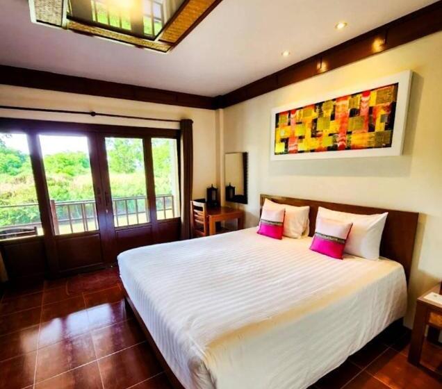 هتل Uthai River Lake Resort