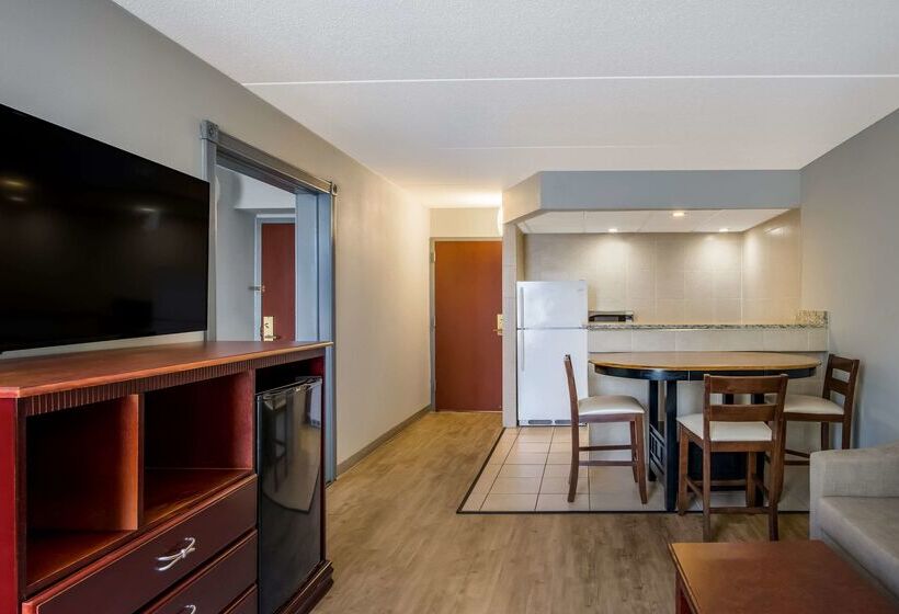 هتل Clarion Inn & Suites Airport