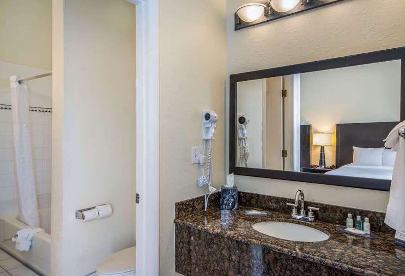 هتل Clarion Inn & Suites Central Clearwater Beach