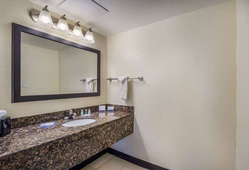 هتل Clarion Inn & Suites Central Clearwater Beach