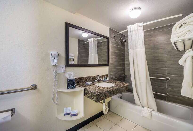 هتل Clarion Inn & Suites Central Clearwater Beach