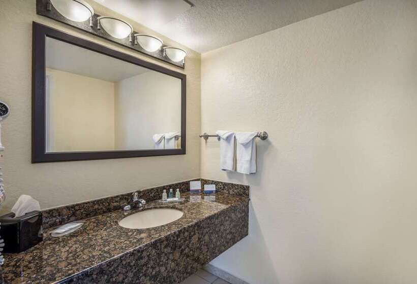 هتل Clarion Inn & Suites Central Clearwater Beach