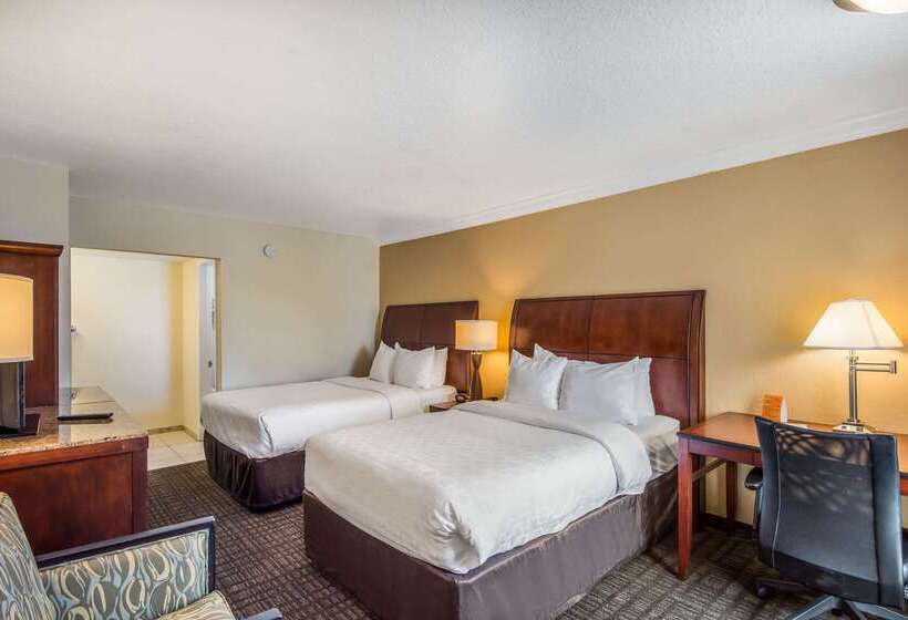 Hotel Clarion Inn & Suites Clearwater Central