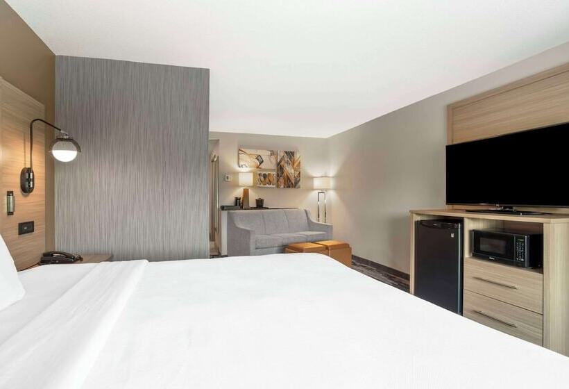 هتل Comfort Suites At Westgate Mall