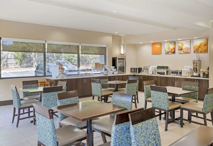 هتل Comfort Suites Columbia Northeast  Fort Jackson