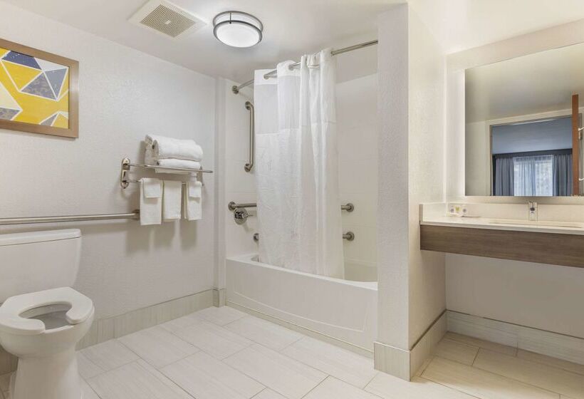 هتل Comfort Suites Columbia Northeast  Fort Jackson