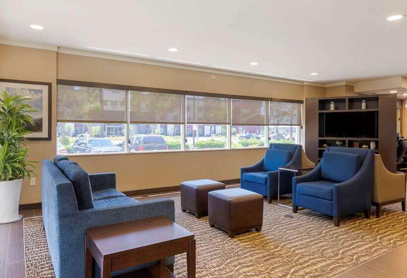 ホテル Comfort Suites Ontario Airport Convention Center