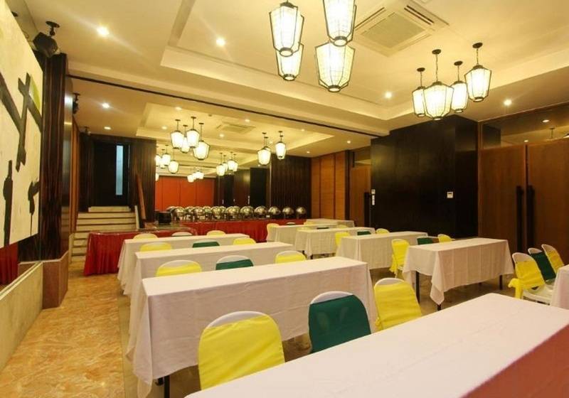 בית מלון כפרי Crown Regency Beach Resort