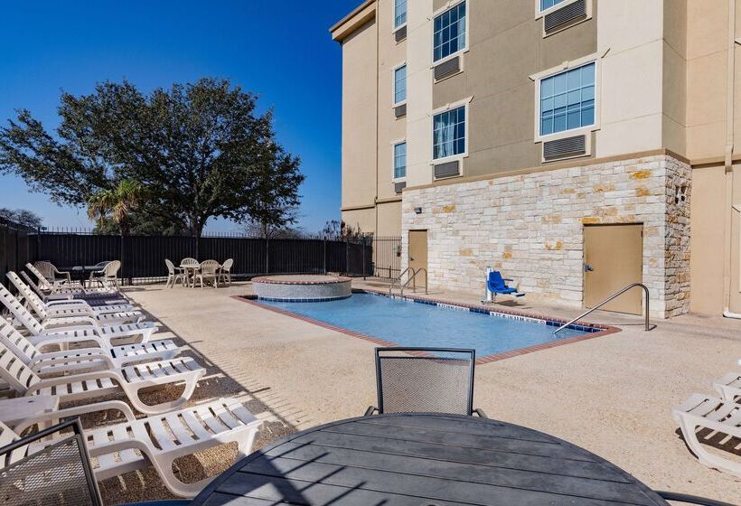 호텔 Days Inn & Suites By Wyndham San Antonio Near Frost Bank Center