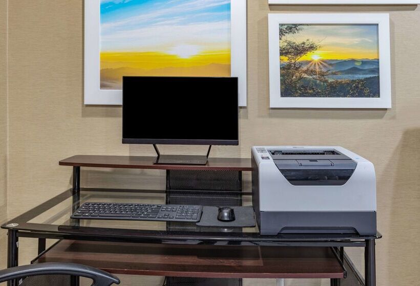 호텔 Days Inn & Suites By Wyndham San Antonio Near Frost Bank Center