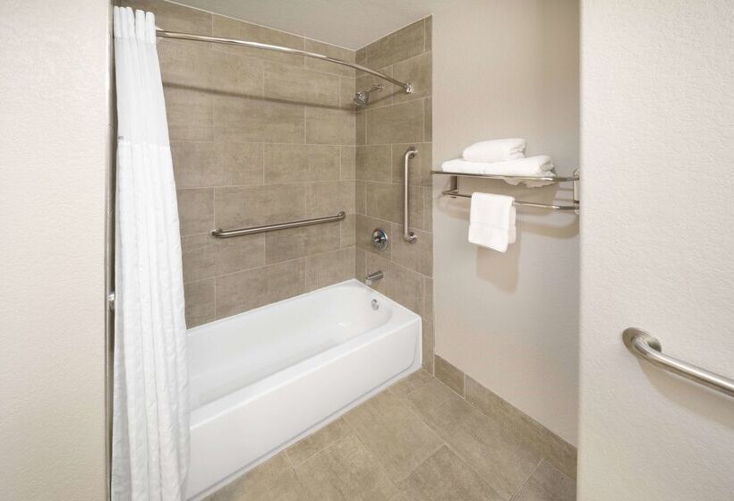 호텔 Days Inn & Suites By Wyndham San Antonio Near Frost Bank Center