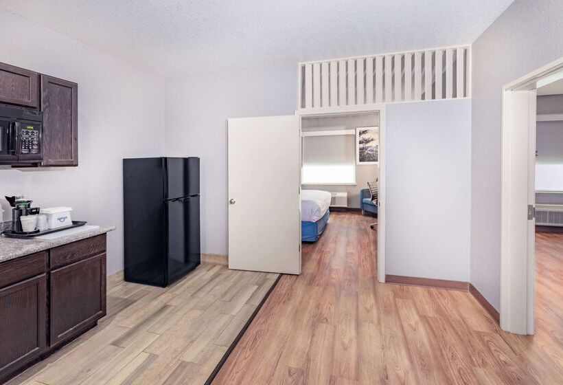 호텔 Days Inn & Suites By Wyndham San Antonio Near Frost Bank Center