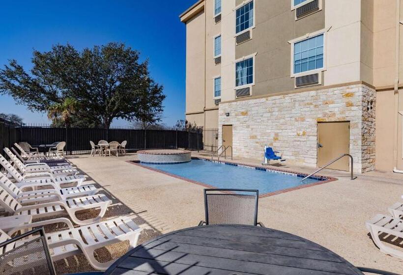 호텔 Days Inn & Suites By Wyndham San Antonio Near Frost Bank Center