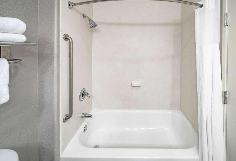 호텔 Days Inn & Suites By Wyndham San Antonio Near Frost Bank Center