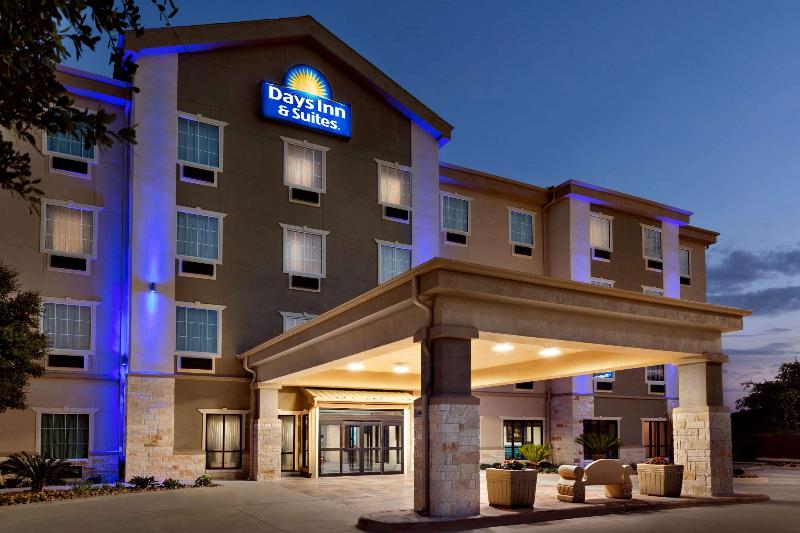 호텔 Days Inn & Suites By Wyndham San Antonio Near Frost Bank Center