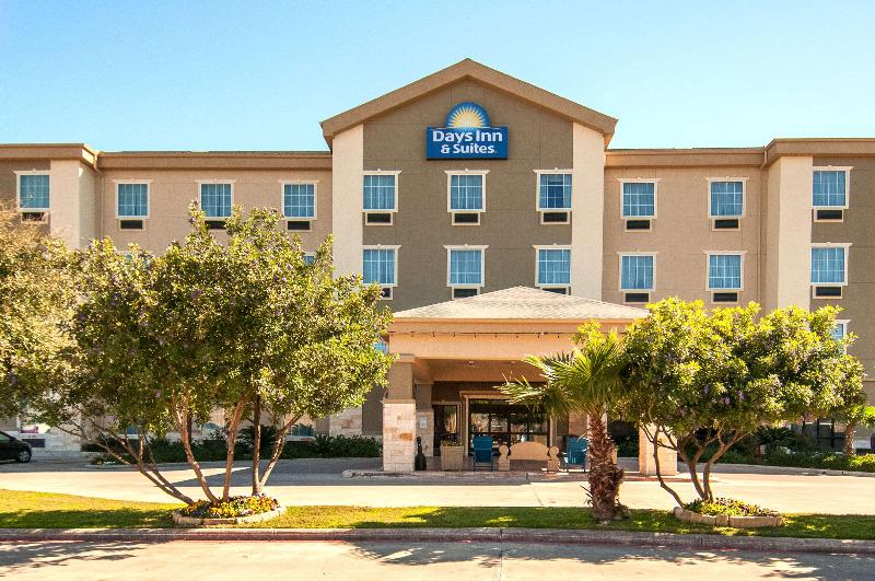 호텔 Days Inn & Suites By Wyndham San Antonio Near Frost Bank Center