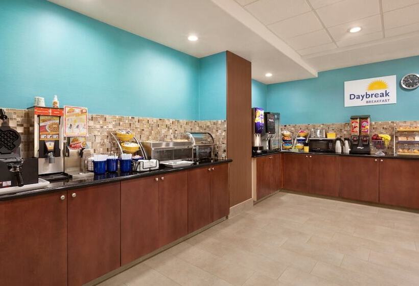 호텔 Days Inn & Suites By Wyndham San Antonio Near Frost Bank Center