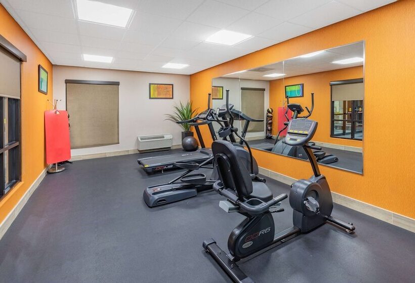 호텔 Days Inn & Suites By Wyndham San Antonio Near Frost Bank Center