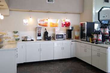 هتل Econo Lodge Inn & Suites West Energy Corridor