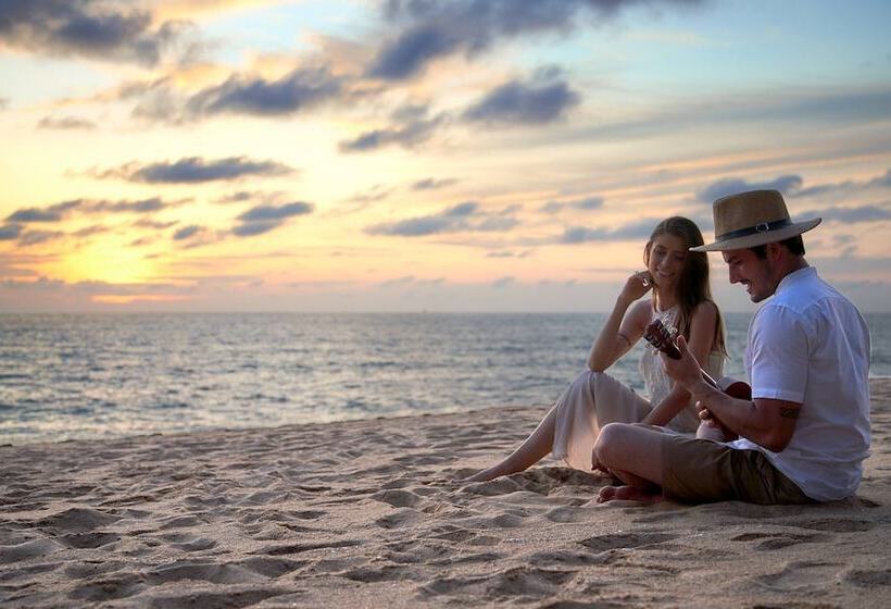 هتل Renaissance Phuket Resort & Spa