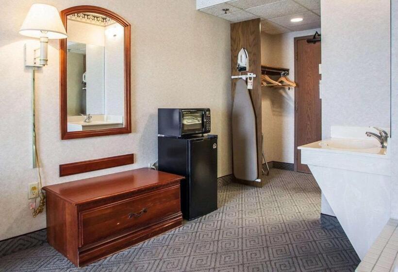 هتل Rodeway Inn & Suites Milwaukee Airport