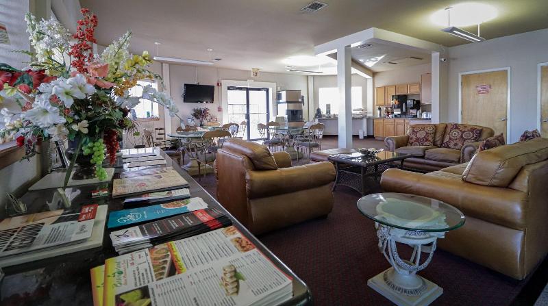 فندق University Inn & Suites