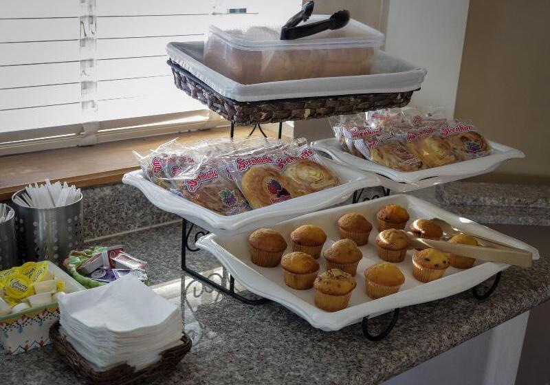 فندق University Inn & Suites