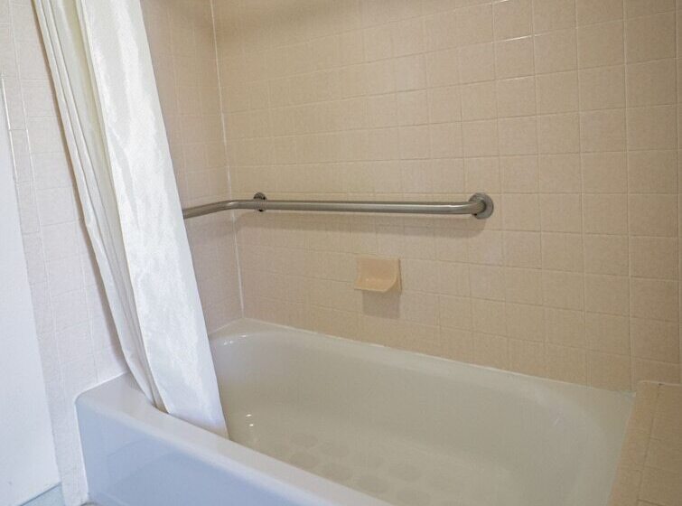 فندق University Inn & Suites