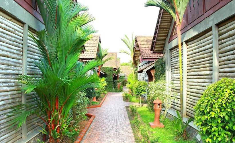 هتل Abad Whispering Palms