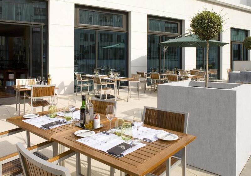 هتل Courtyard By Marriott Paris Saint Denis