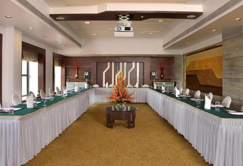 هتل The Corinthians Resort And Club