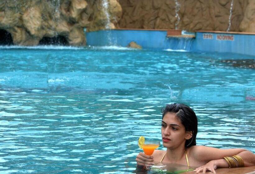 هتل The Corinthians Resort And Club