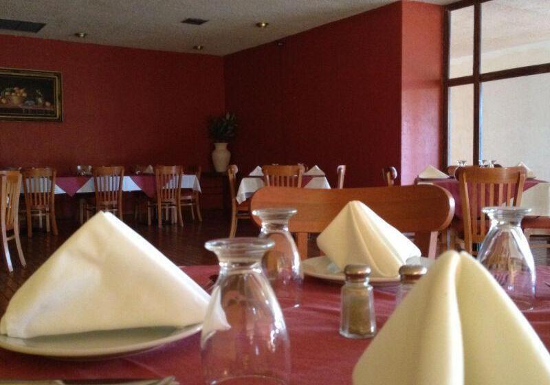 هتل The Halfway Inn