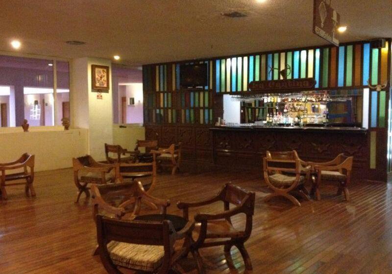 هتل The Halfway Inn