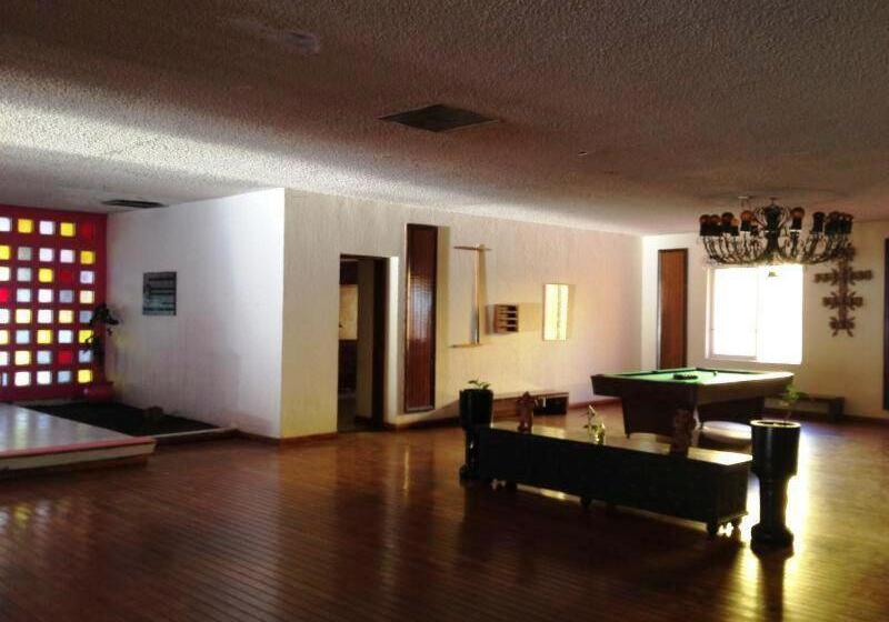 هتل The Halfway Inn
