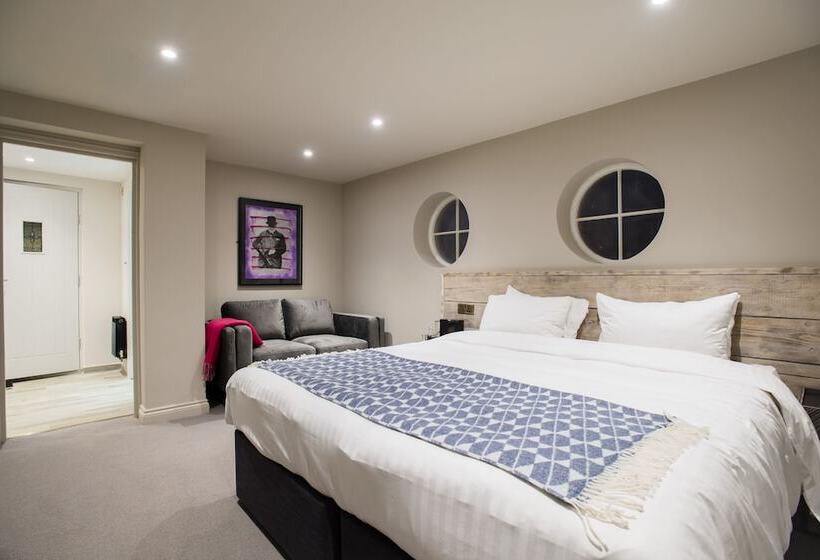 Отель The Lodge Duxford