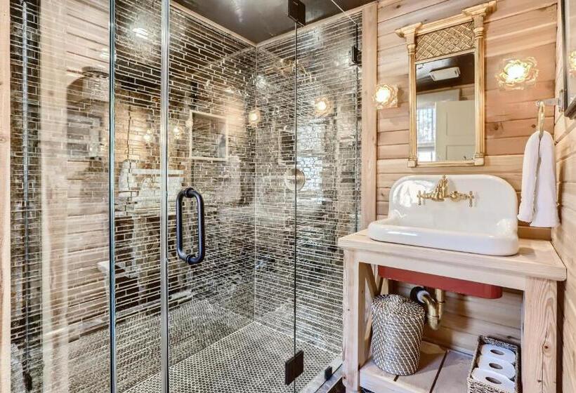 Отель A Lodge Lyons