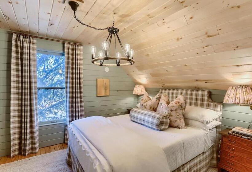 Отель A Lodge Lyons