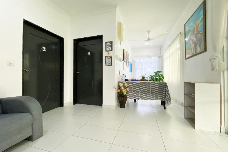 Отель Oyo 90230 Dh Residence