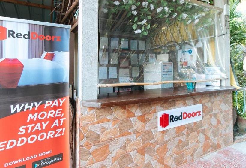 هتل Reddoorz Hostel At Megans Paradisio Beach Resort