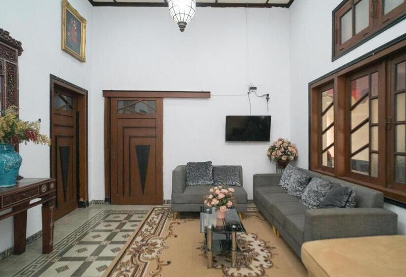 پانسیون Urbanview Hotel Griya Surya Malang By Reddoorz