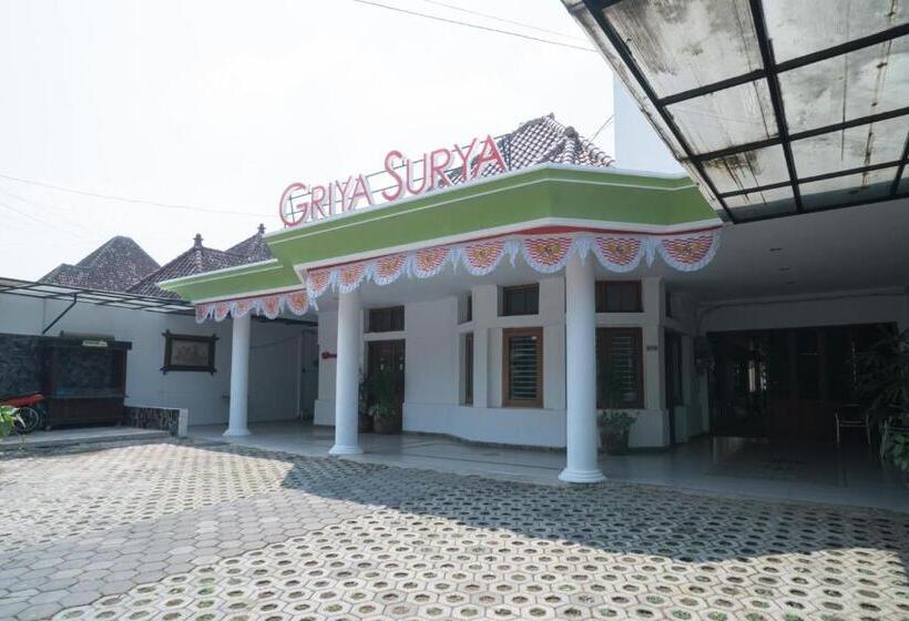پانسیون Urbanview Hotel Griya Surya Malang By Reddoorz