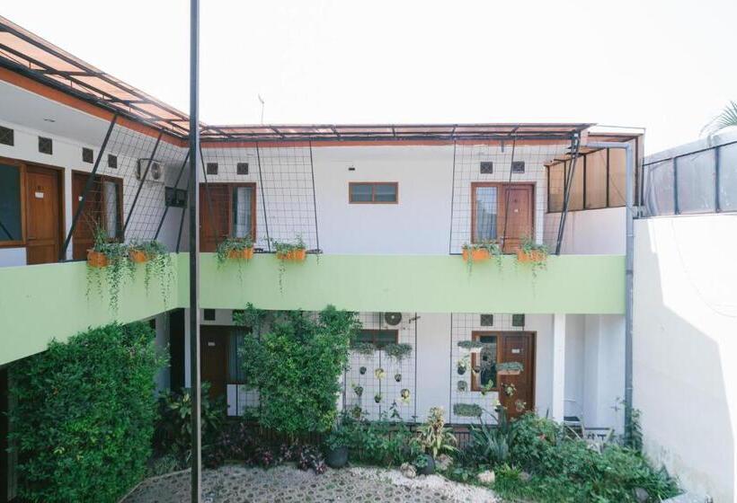 پانسیون Urbanview Hotel Griya Surya Malang By Reddoorz