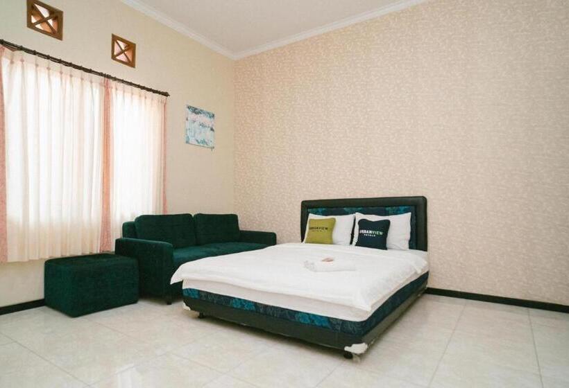 پانسیون Urbanview Hotel Griya Surya Malang By Reddoorz