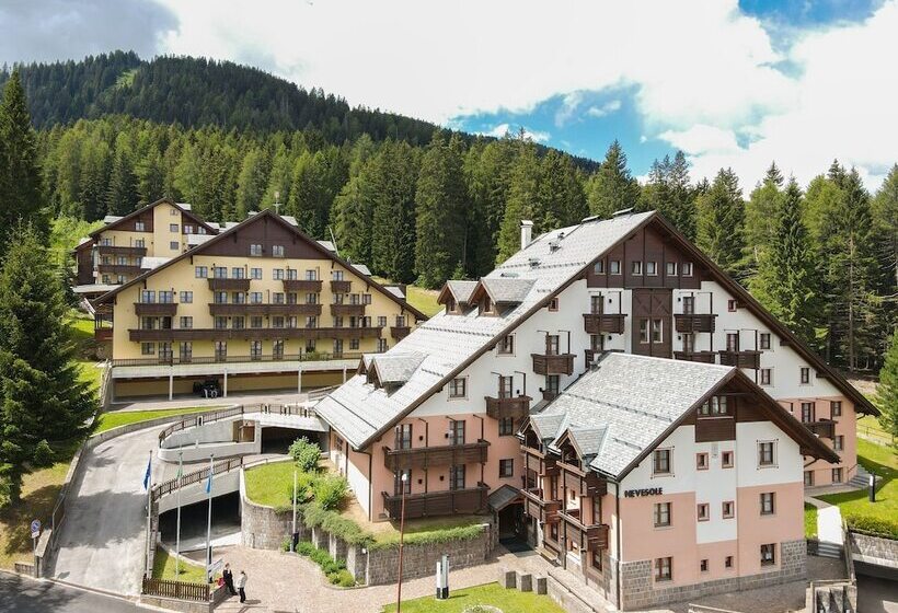 هتل Nevesole Folgarida Resort Apart