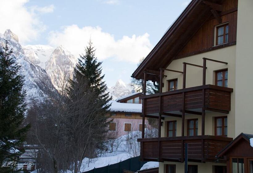 هتل Nevesole Folgarida Resort Apart