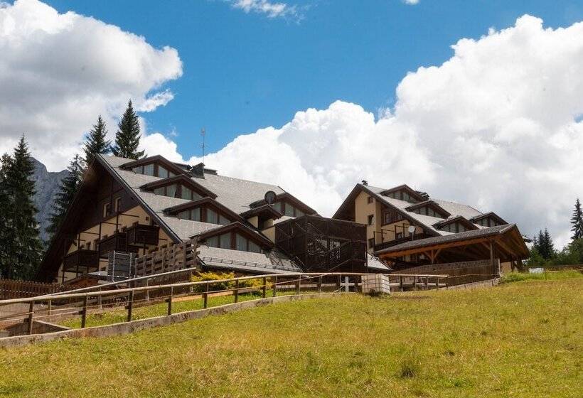 هتل Nevesole Folgarida Resort Apart