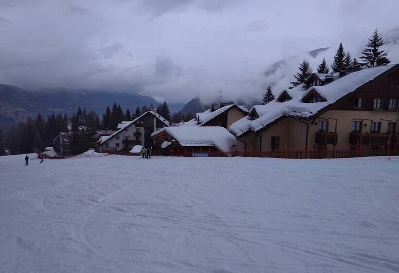 هتل Nevesole Folgarida Resort Apart