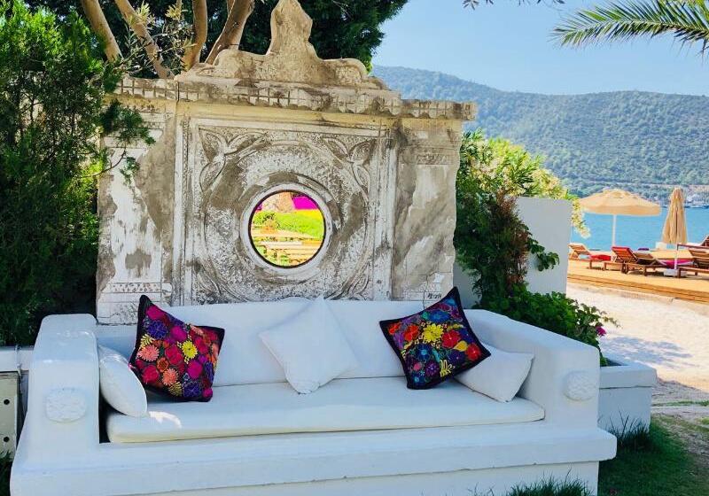 استراحتگاه Toka Bodrum Hotel & Beach Club