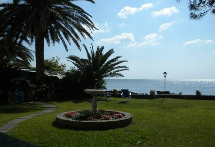 هتل Arathena Rocks